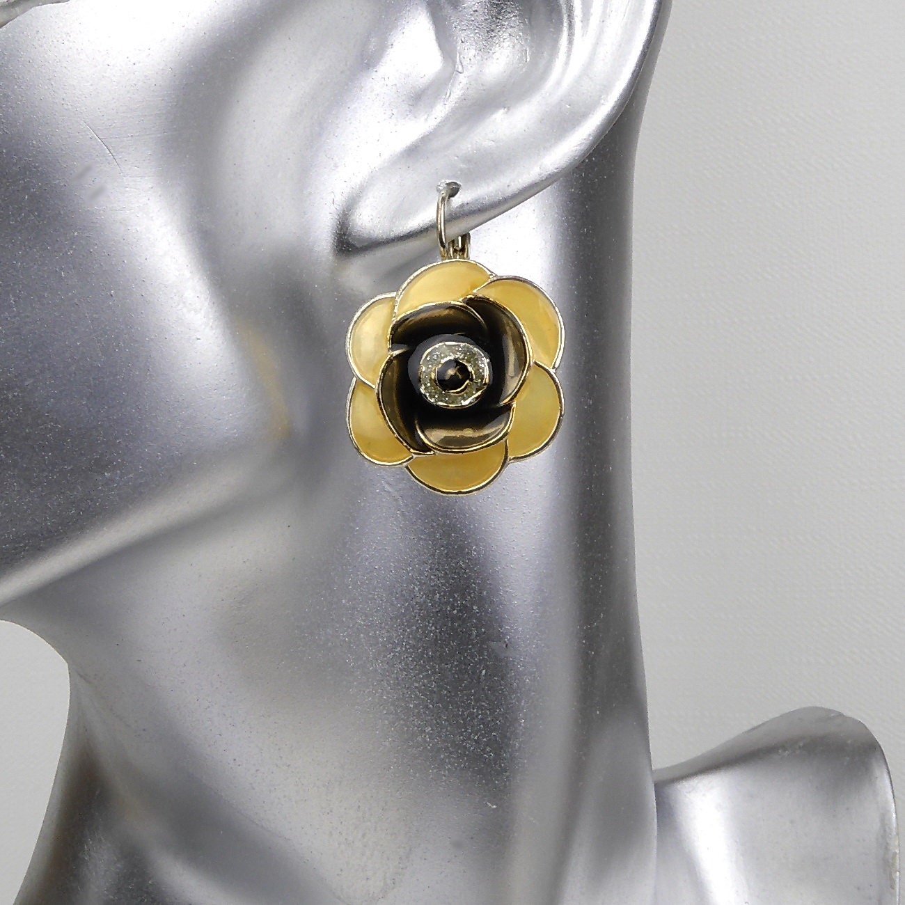 Boucle d'oreille pendante fleur émail