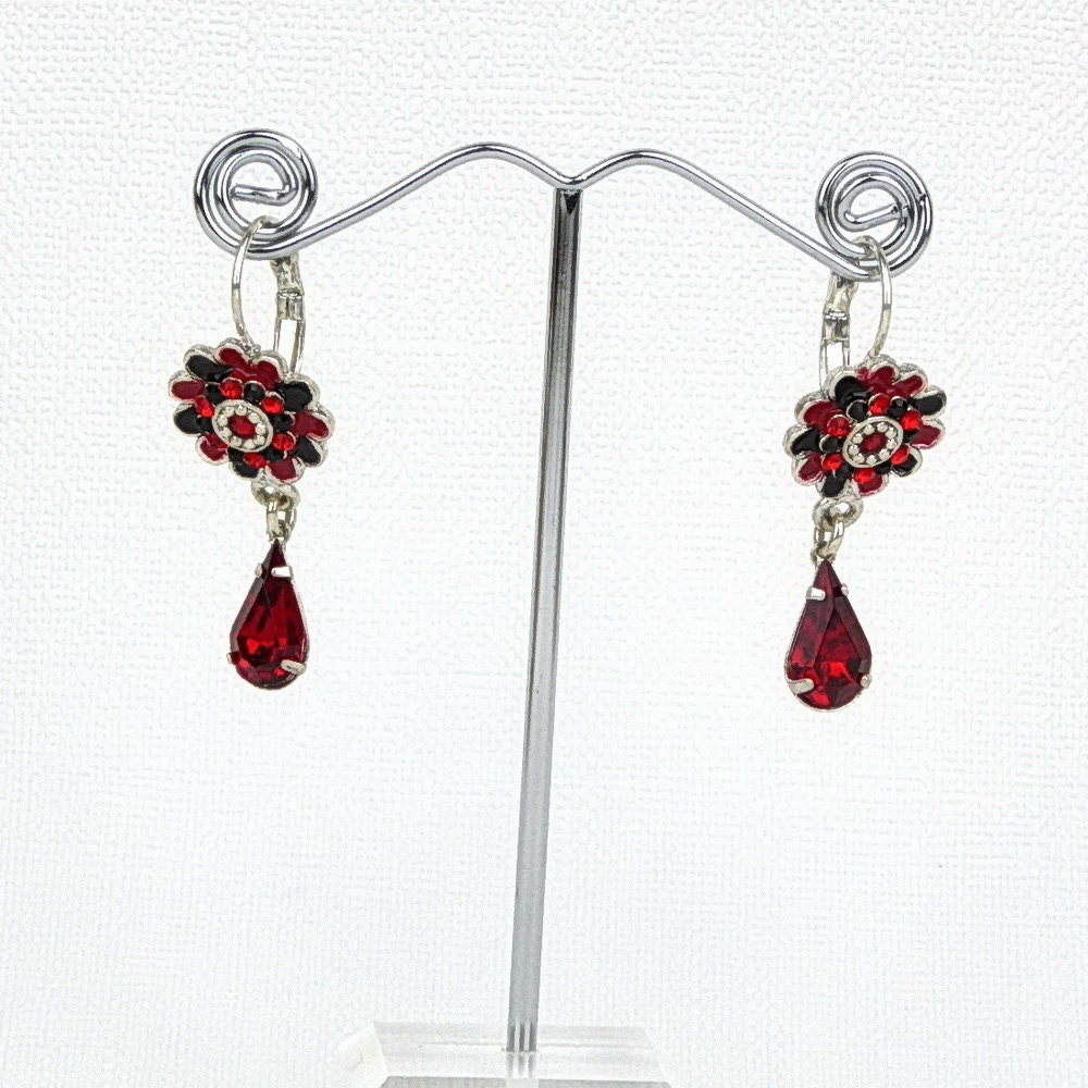 Boucle d'oreille pendante rosace strass goutte