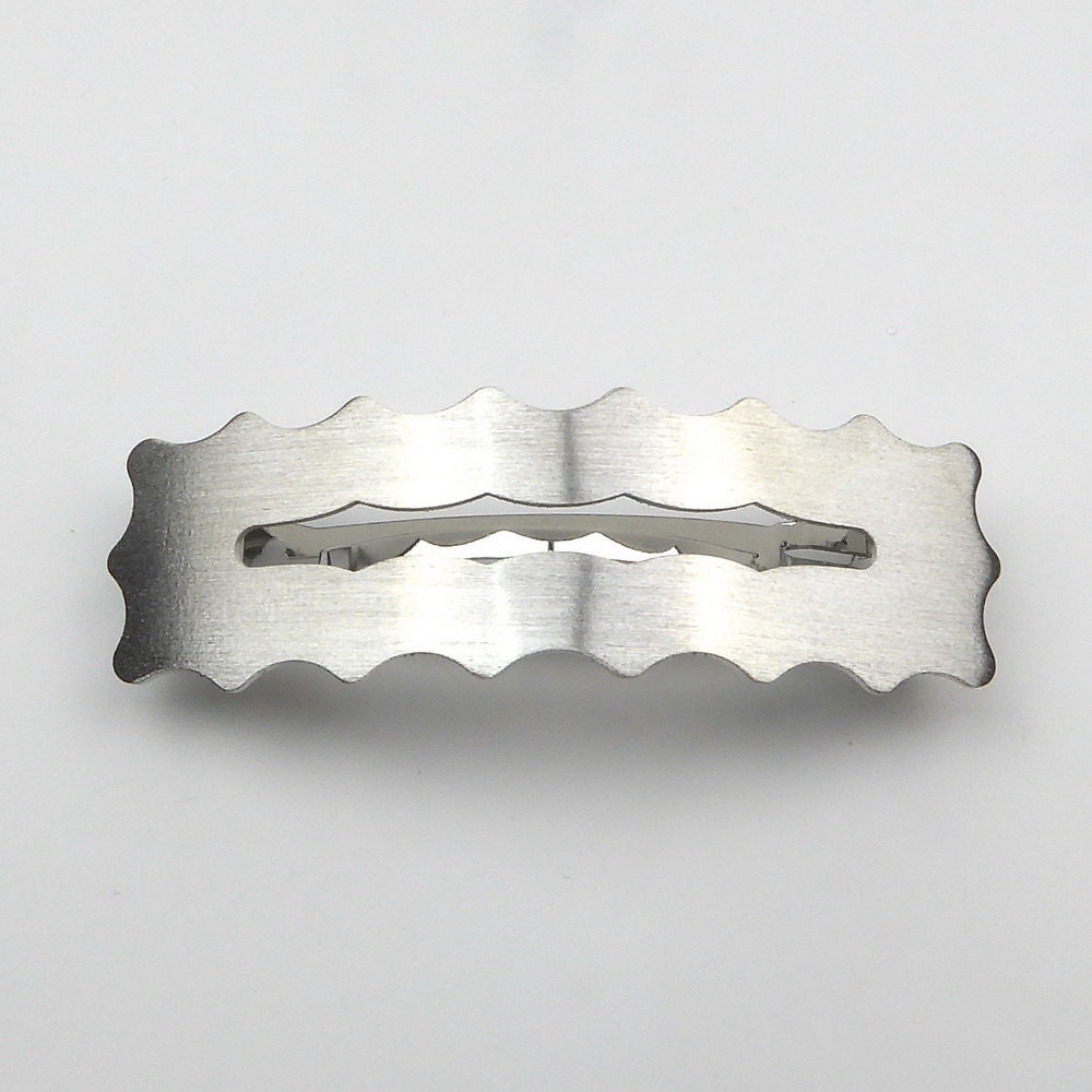 Barrette cheveux rectangulaire dentelée en métal brossé