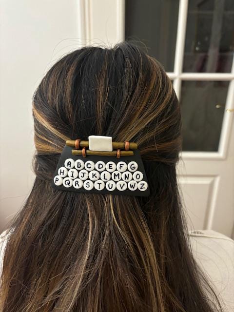 Barrette cheveux originale "dactylo-machine à écrire" en pâte polymère