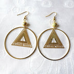 Boucle d'oreille pendante dorée forme géométrique