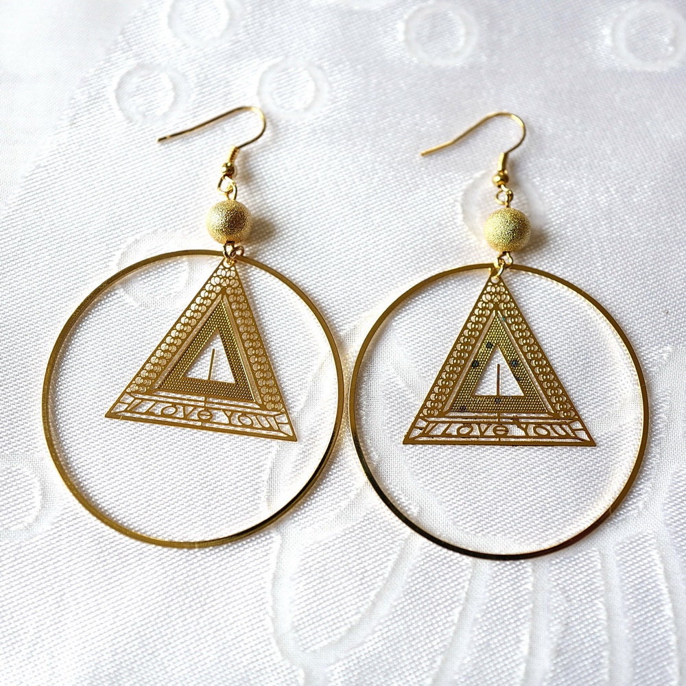 Boucle d'oreille pendante dorée forme géométrique