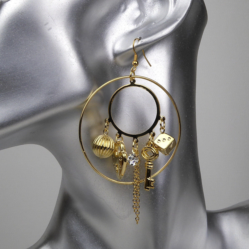 Grande boucle d'oreille pendante avec breloques