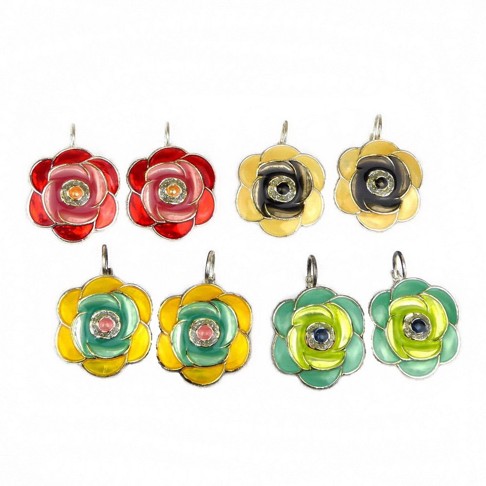 Boucle d'oreille pendante fleur émail