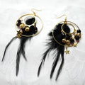 Boucle d'oreille pendante plume noire