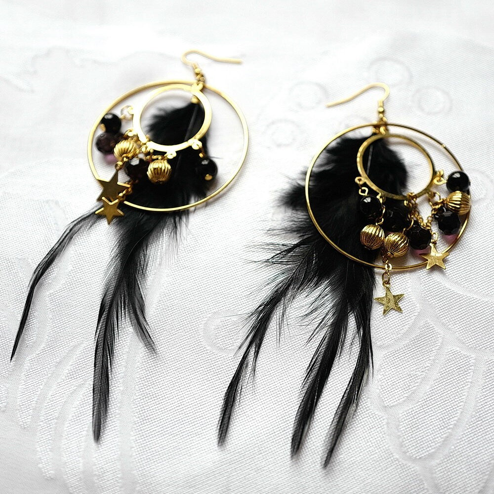 Boucle d'oreille pendante plume noire