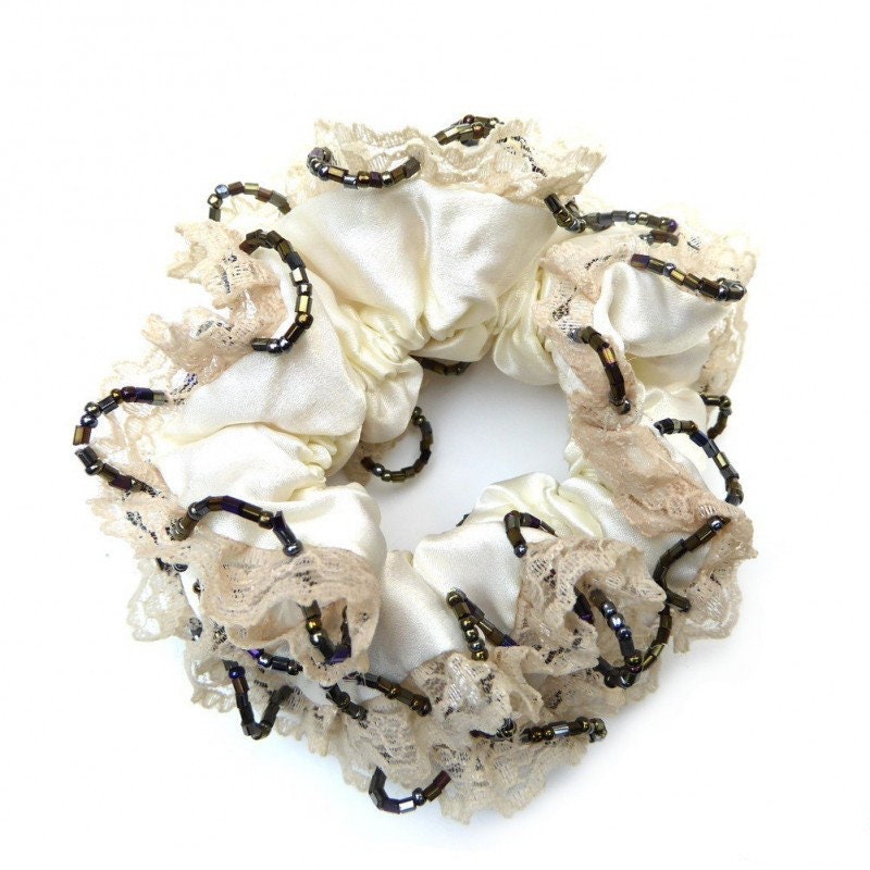 Chouchou cheveux à volant satin et perles