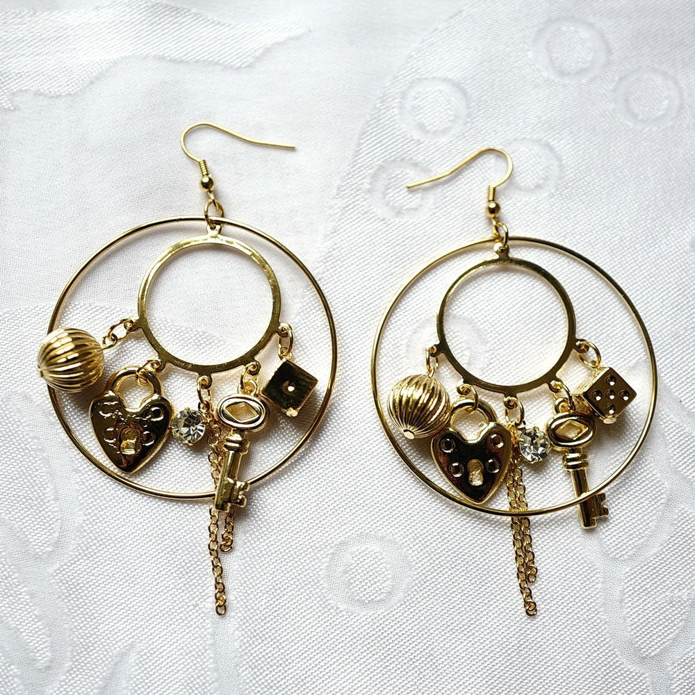 Grande boucle d'oreille pendante avec breloques