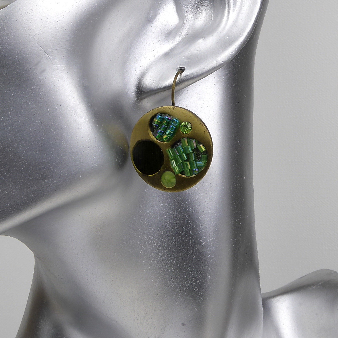 Boucle d'oreille pendante ronde émail et perles - vert