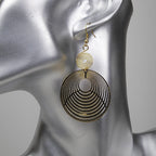 Boucle d'oreille pendante dorée forme géométrique