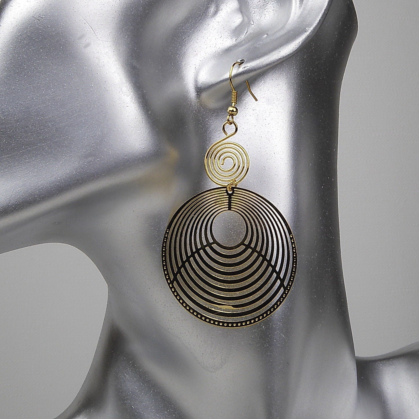 Boucle d'oreille pendante dorée forme géométrique