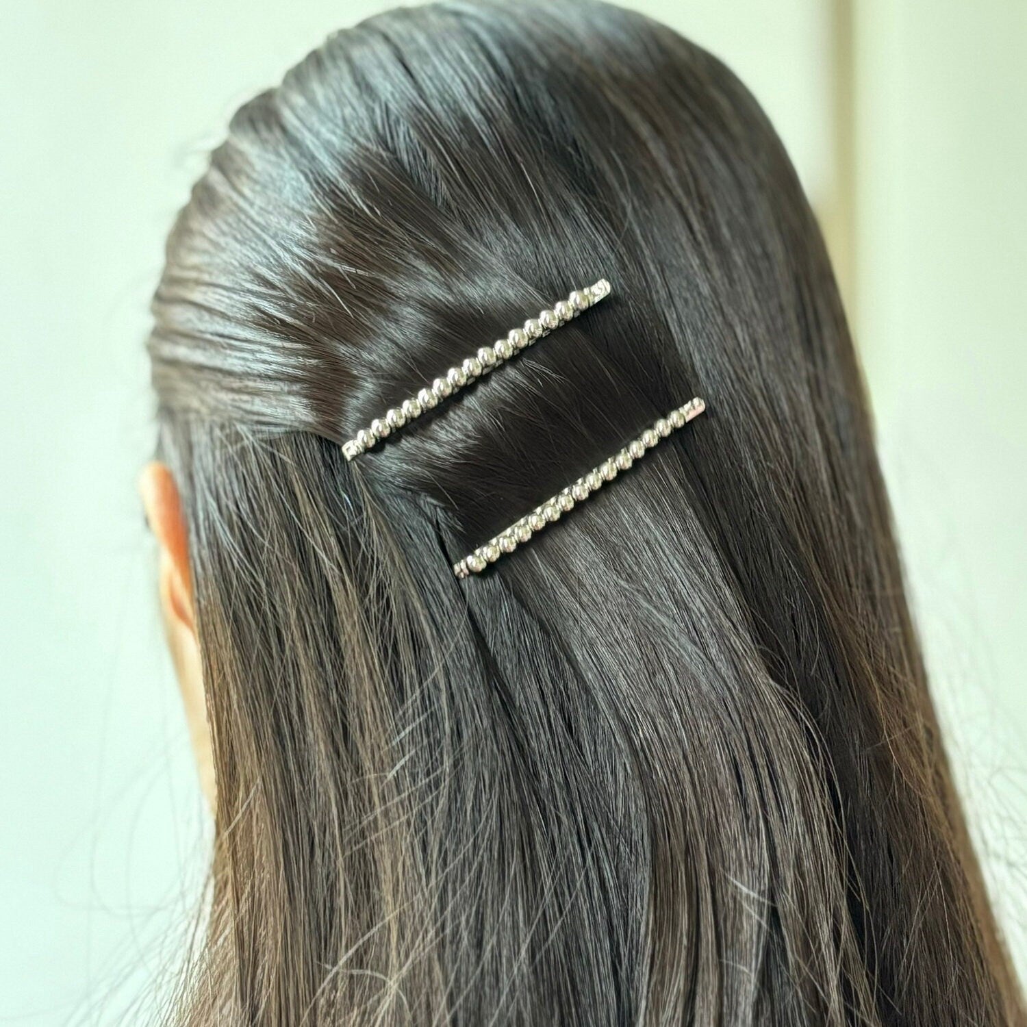 Pince cheveux motif torsadé et perles rondes argentées