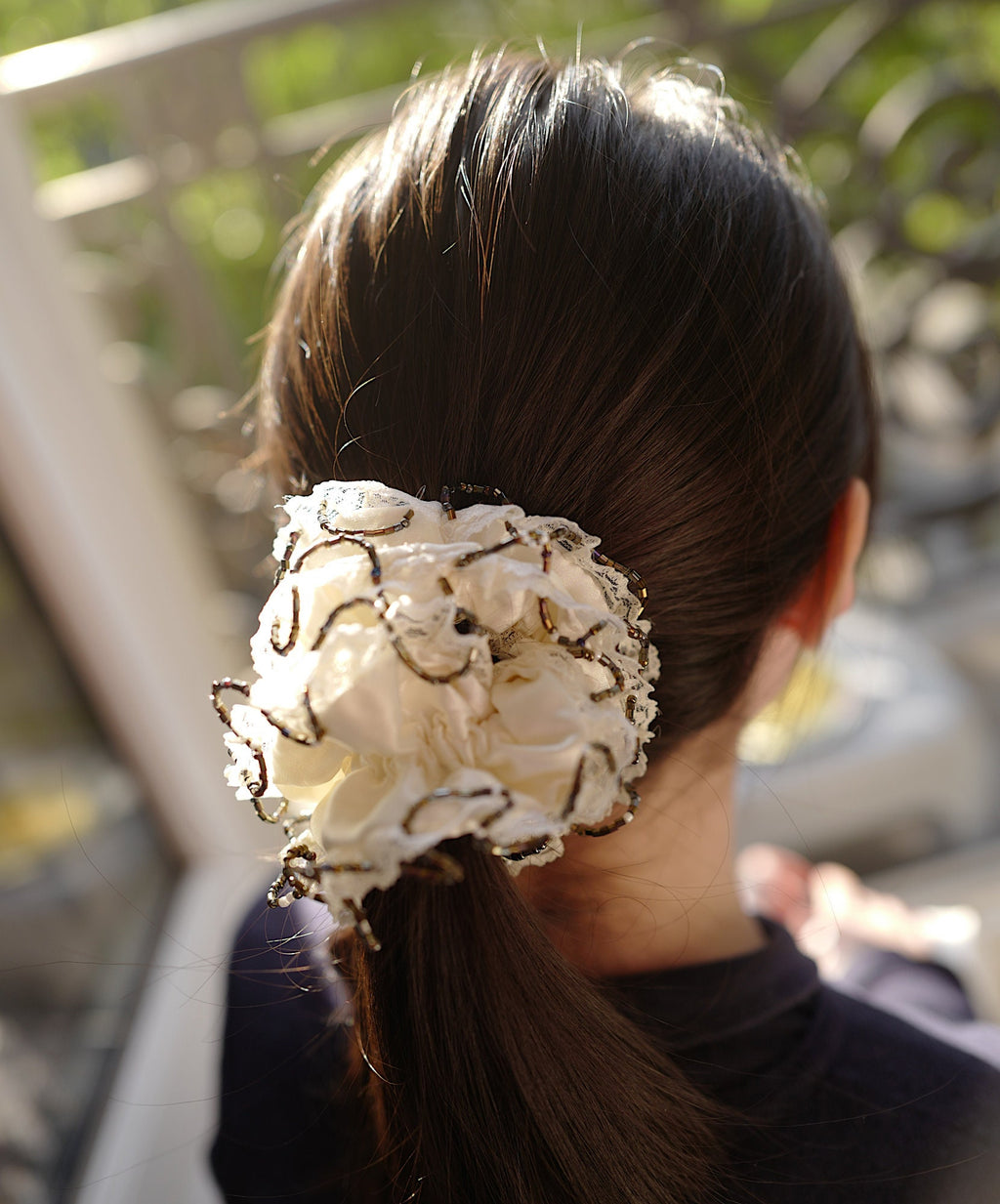 Chouchou cheveux à volant satin et perles