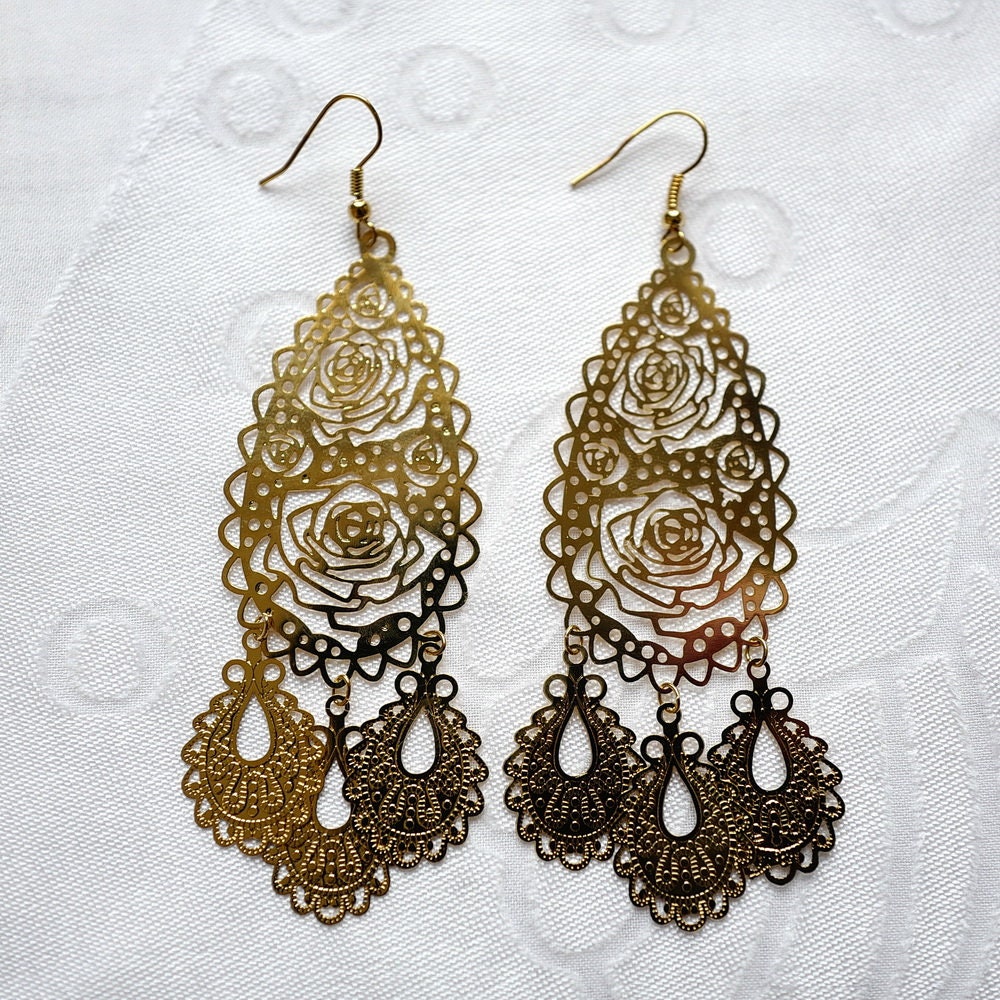 Boucle d'oreille pendante dentelle dorée 10cm motif oriental