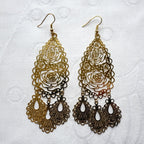 Boucle d'oreille pendante dentelle dorée 10cm motif oriental
