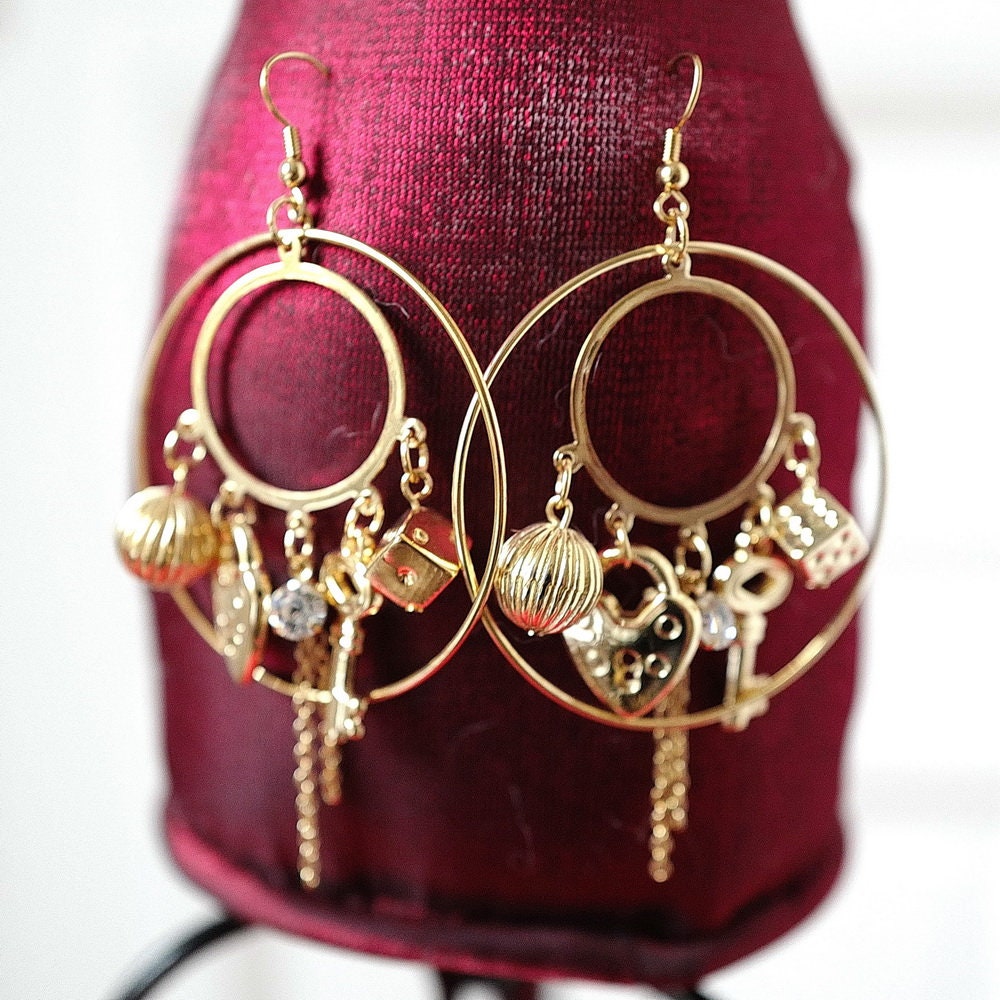 Grande boucle d'oreille pendante avec breloques