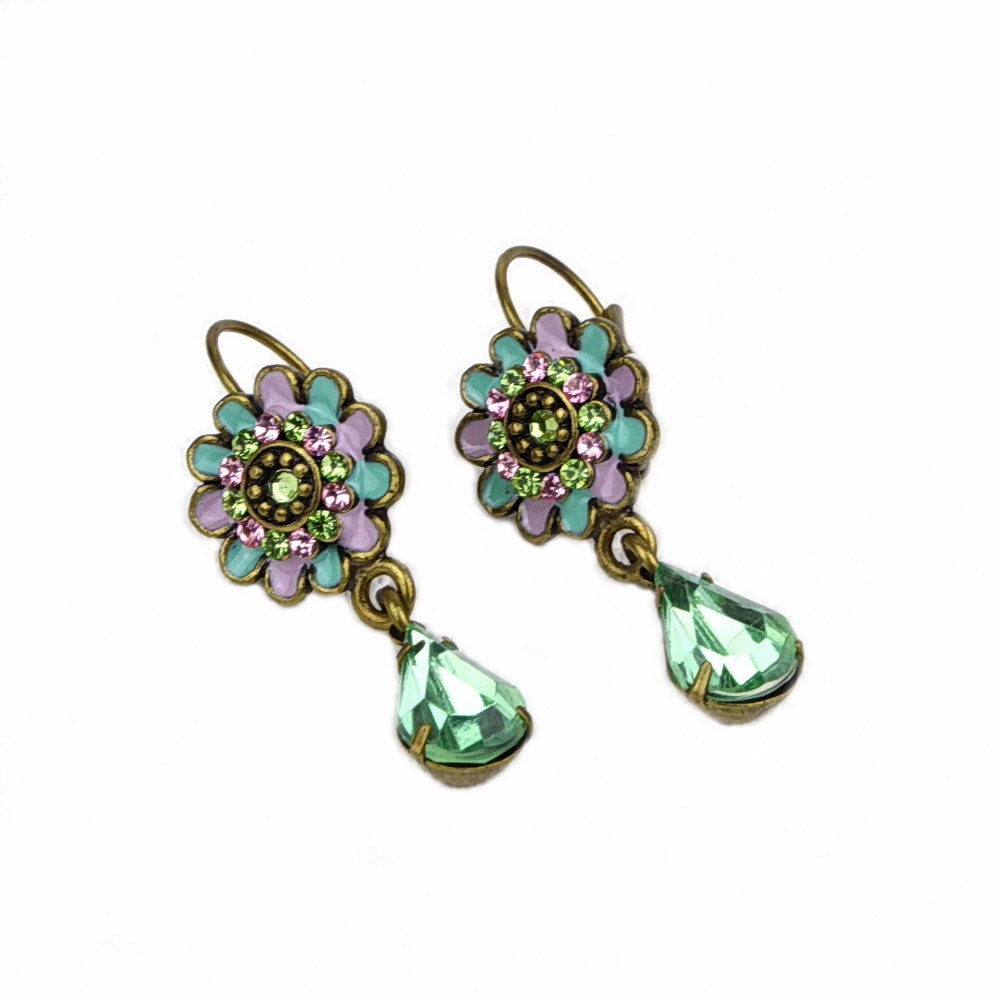 Boucle d'oreille pendante rosace strass goutte