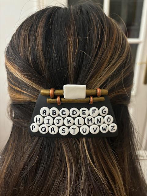 Barrette cheveux originale "dactylo-machine à écrire" en pâte polymère
