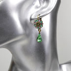 Boucle d'oreille pendante rosace strass goutte