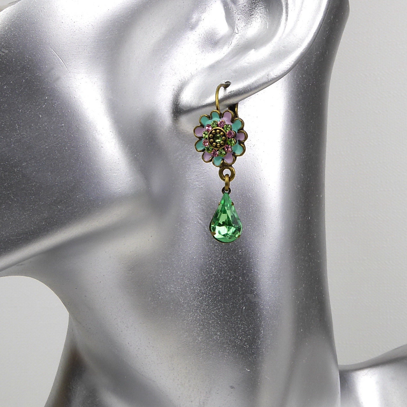 Boucle d'oreille pendante rosace strass goutte