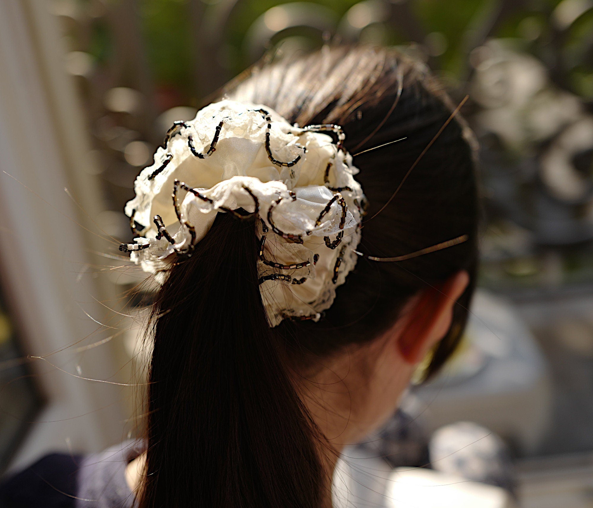 Chouchou cheveux à volant satin et perles