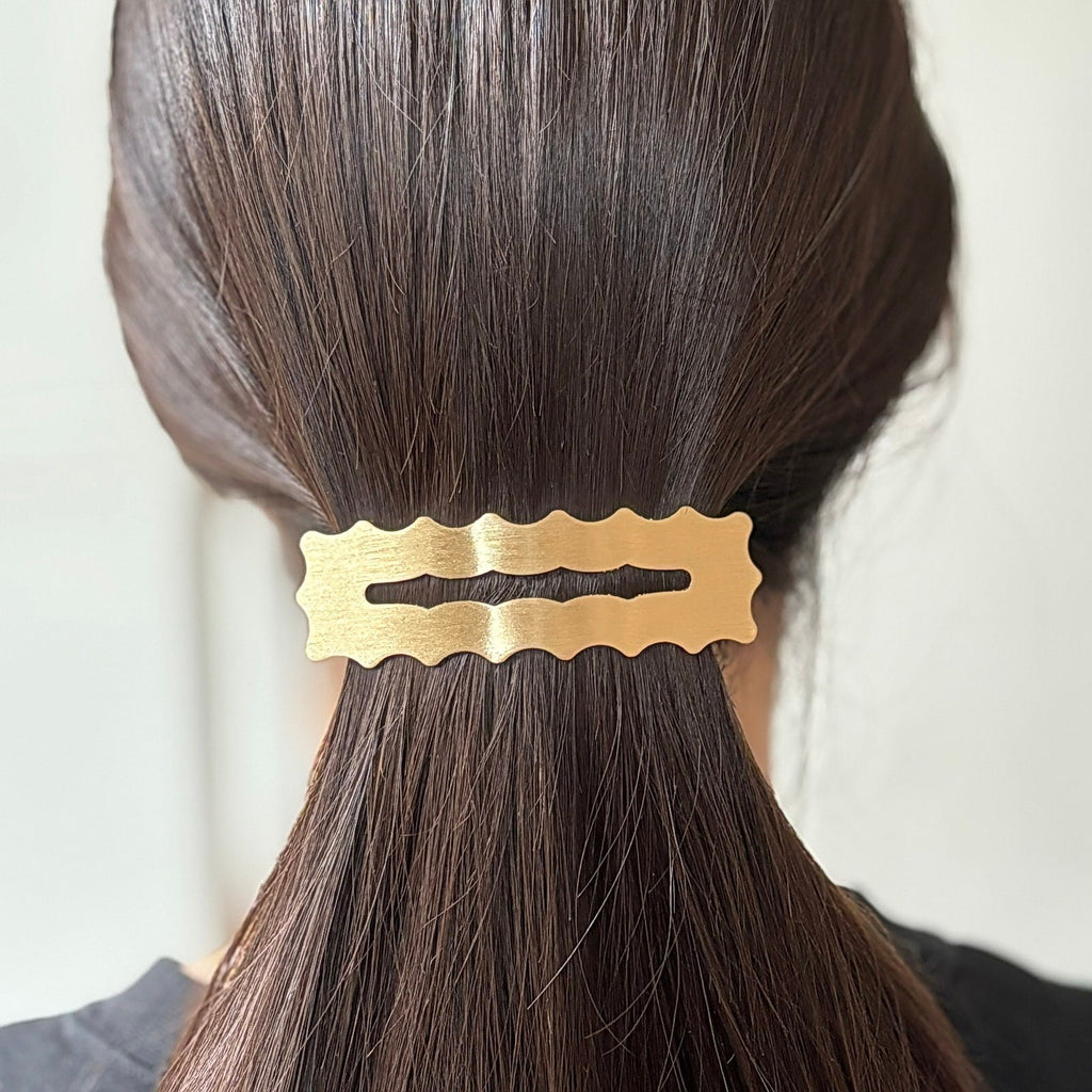 Barrette cheveux rectangulaire dentelée en métal brossé