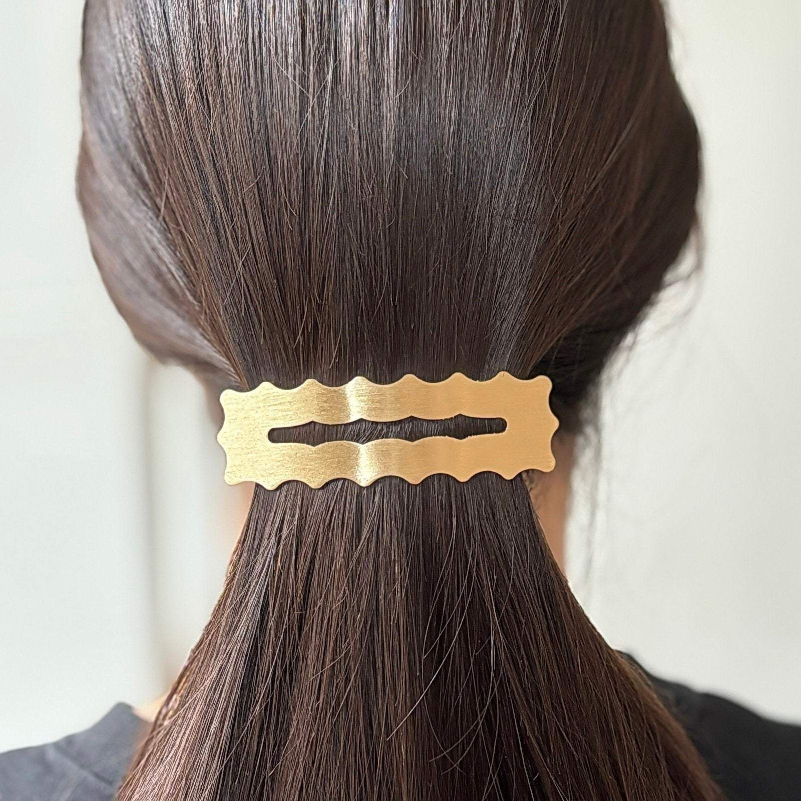 Barrette cheveux rectangulaire dentelée en métal brossé