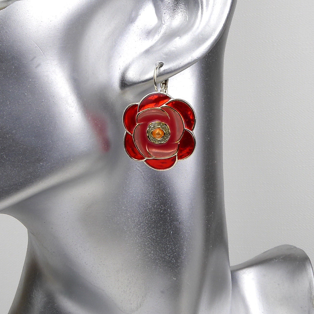 Boucle d'oreille pendante fleur émail