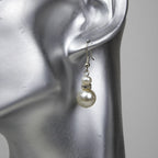 Boucle d'oreille pendante perle nacrée