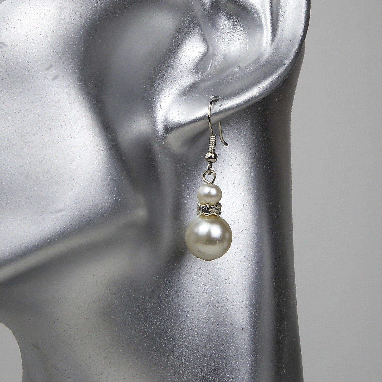 Boucle d'oreille pendante perle nacrée