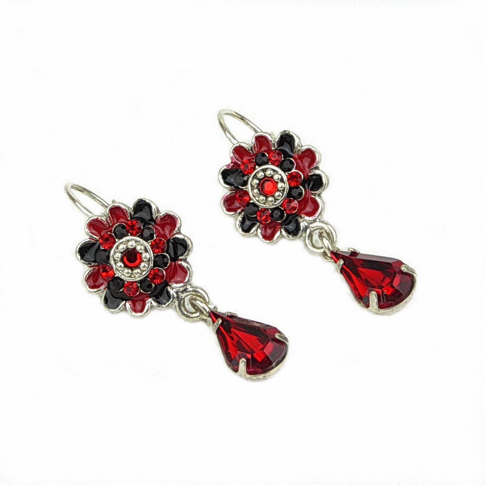 Boucle d'oreille pendante rosace strass goutte