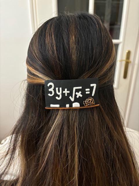 Barrette cheveux originale "tableau d'école" en pâte polymère