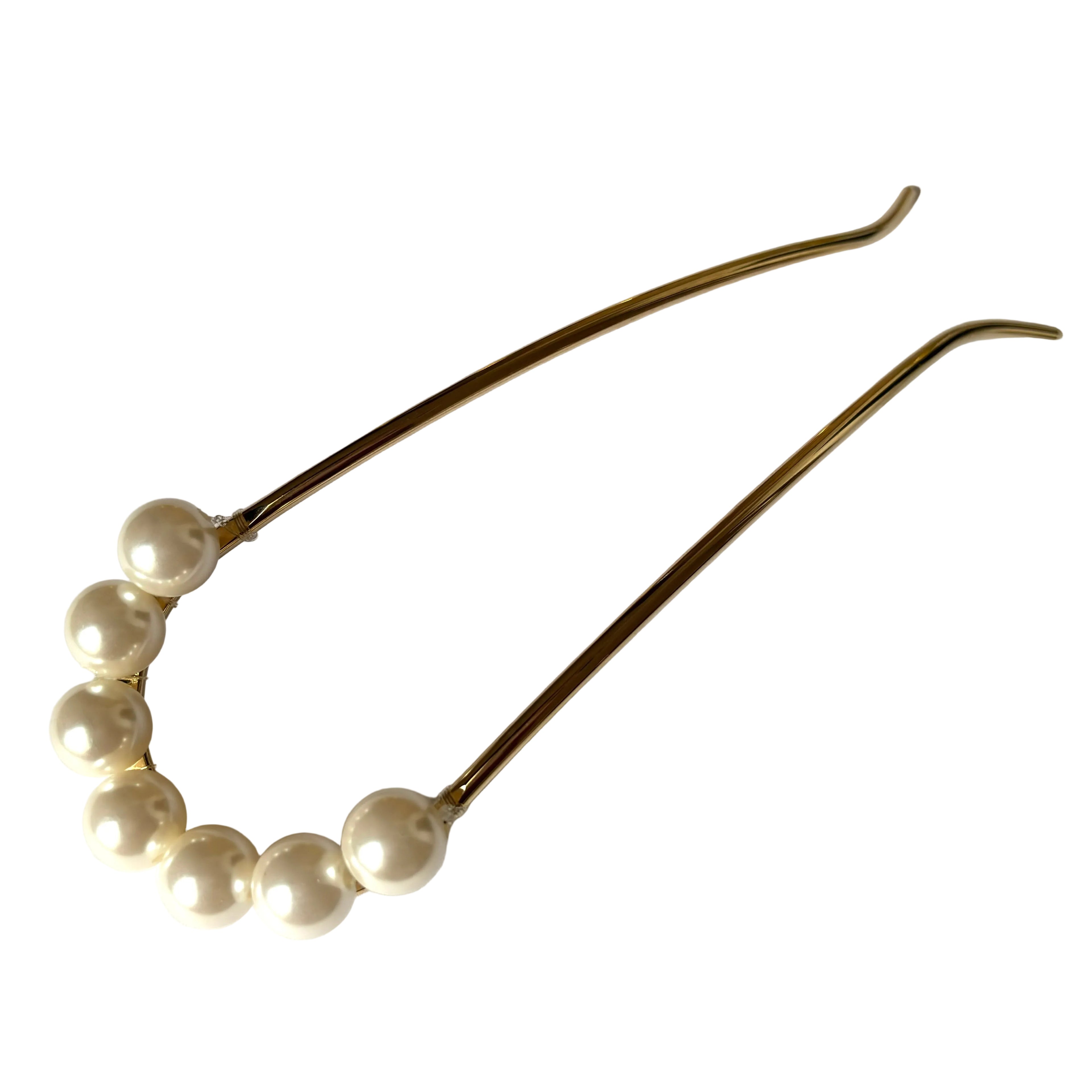 Élégant pic à chignon orné de perles délicates, mariage