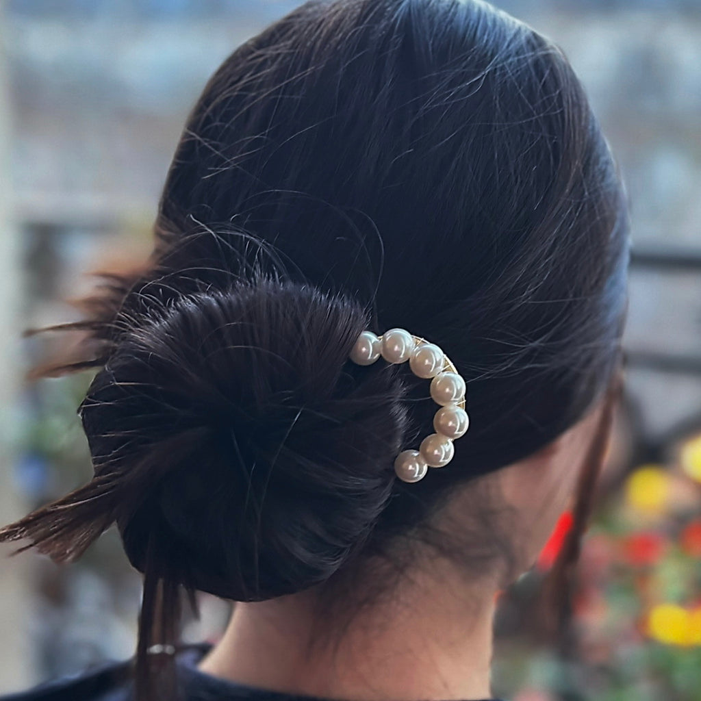 Élégant pic fourche à chignon orné de perles délicates