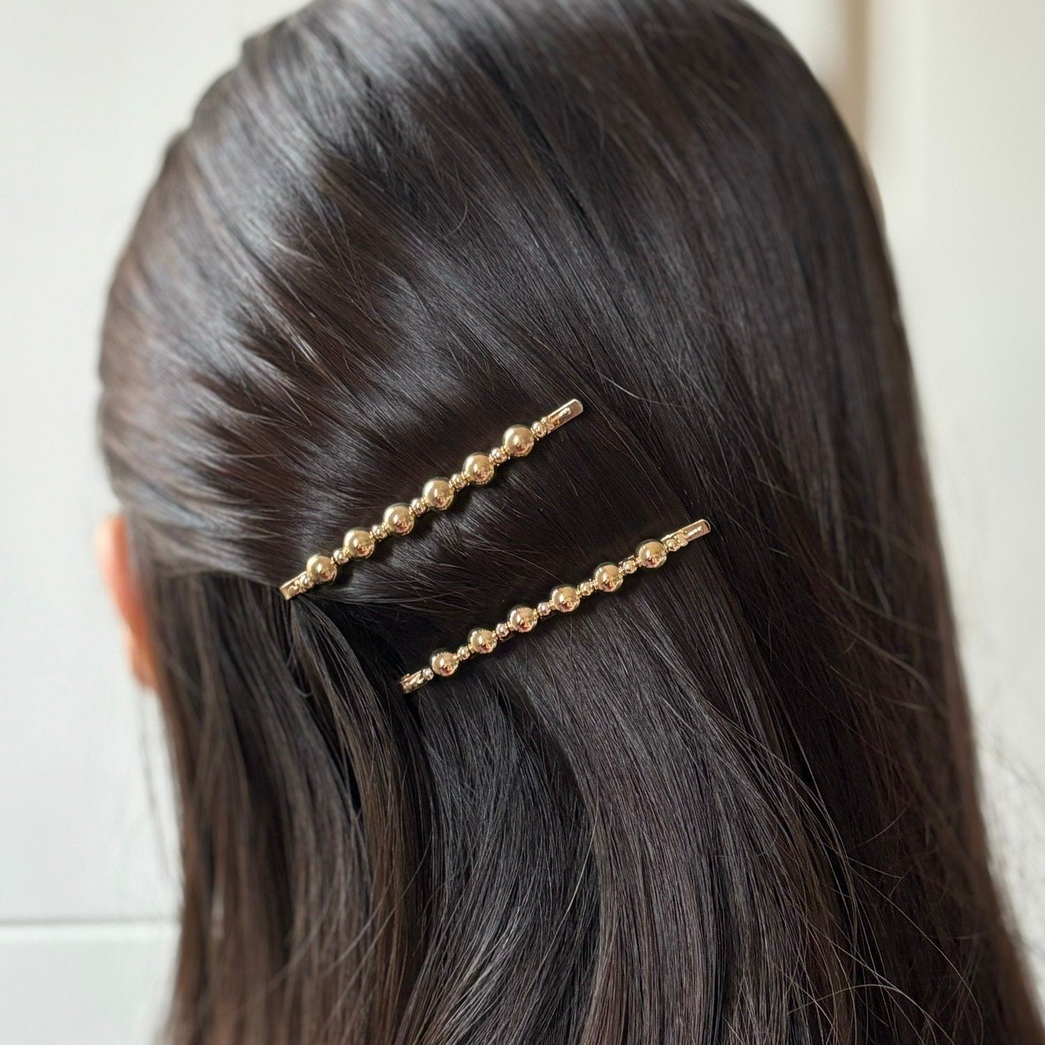 Pince cheveux fine motif torsadé et perles dorées