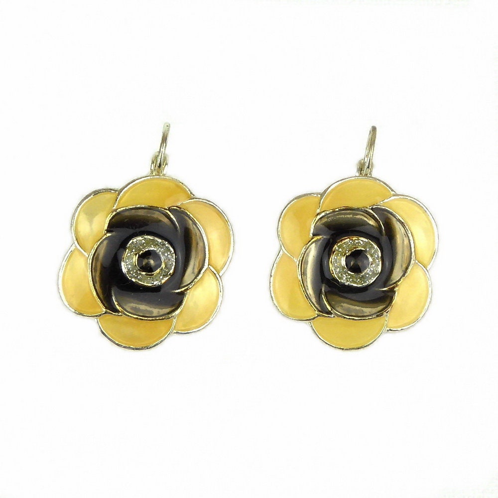 Boucle d'oreille pendante fleur émail