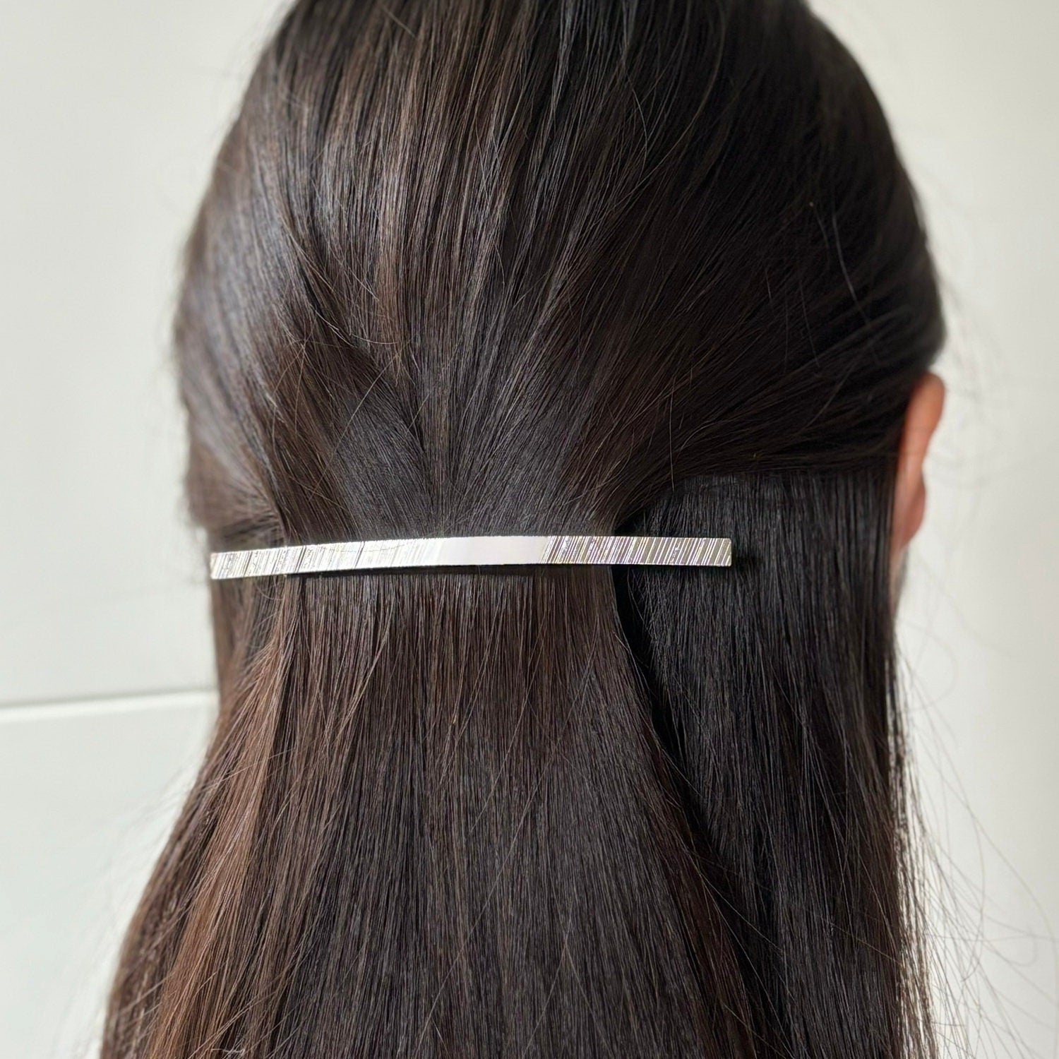Barrette fine longue en métal strié