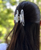 Pince cheveux crabe en acétate nacrée – Fait main 8 cm | blanc opal