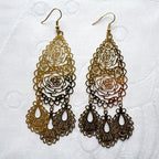 Boucle d'oreille pendante dentelle dorée 10cm motif oriental