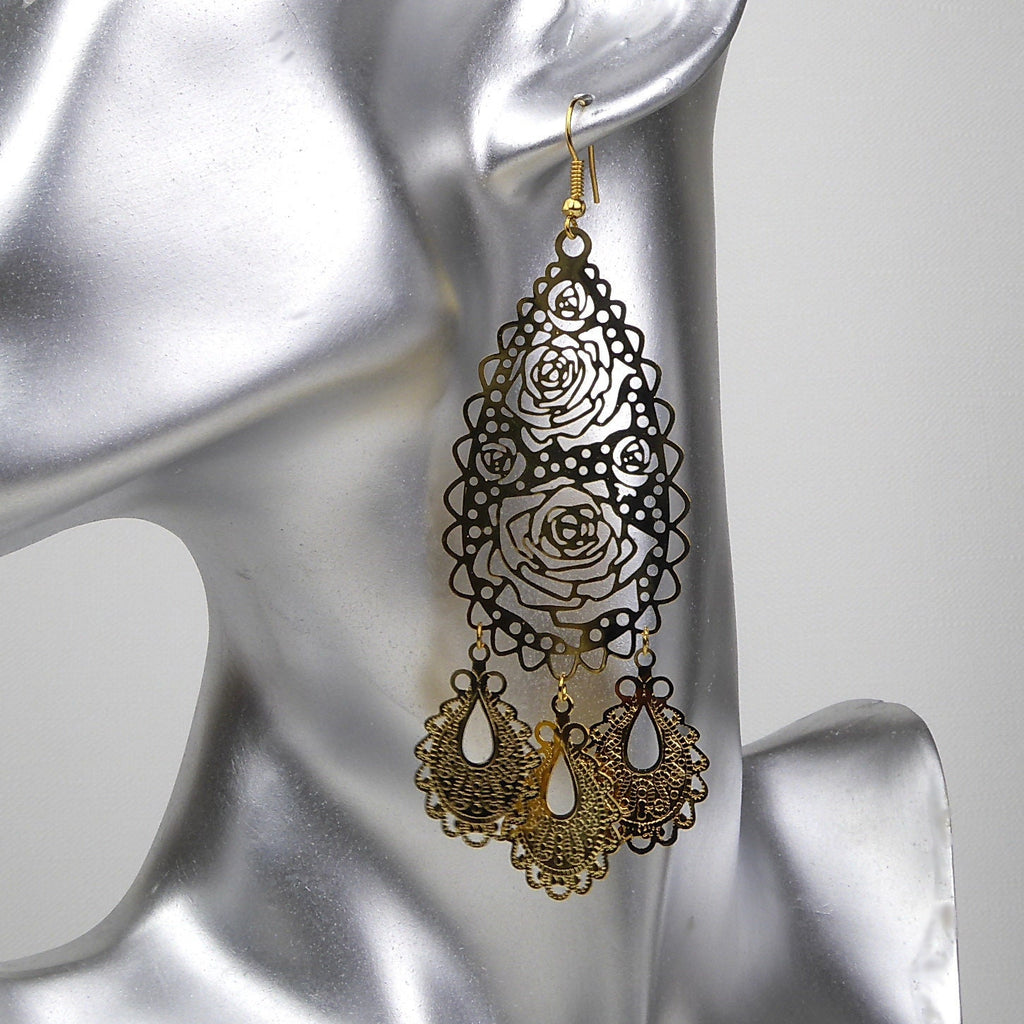 Boucle d'oreille pendante dentelle dorée 10cm motif oriental
