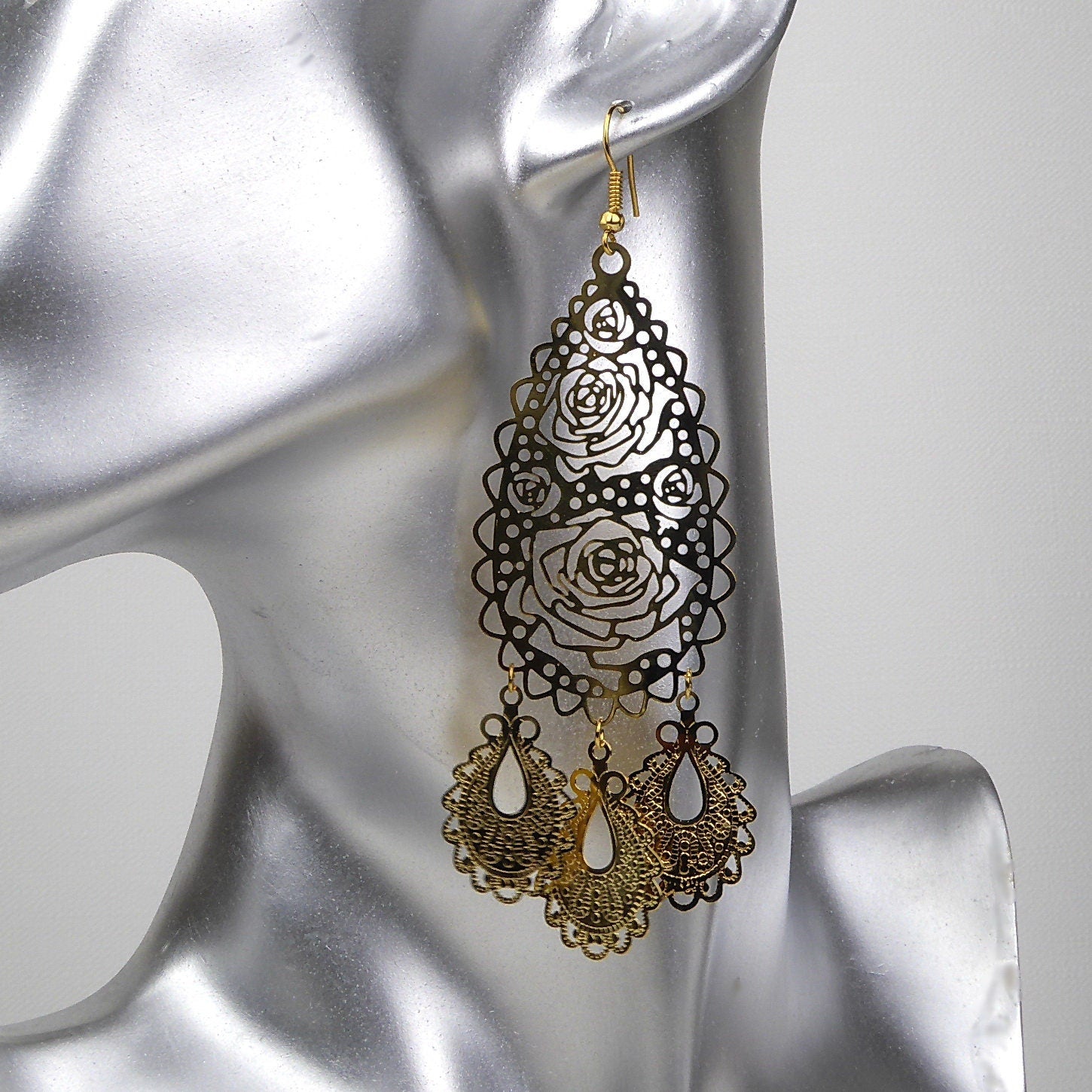 Boucle d'oreille pendante dentelle dorée 10cm motif oriental