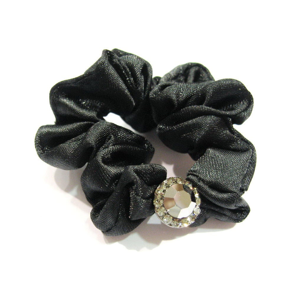 Élastique cheveux tissu satiné noir avec bijou strass hématite gris
