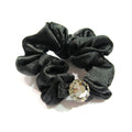 Élastique cheveux tissu satiné noir avec bijou strass hématite gris