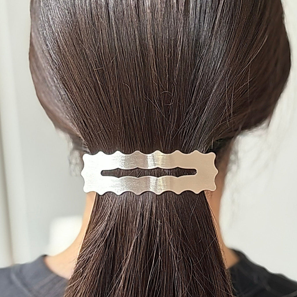 Barrette cheveux rectangulaire dentelée en métal brossé