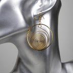 Boucle d'oreille pendante dorée forme géométrique