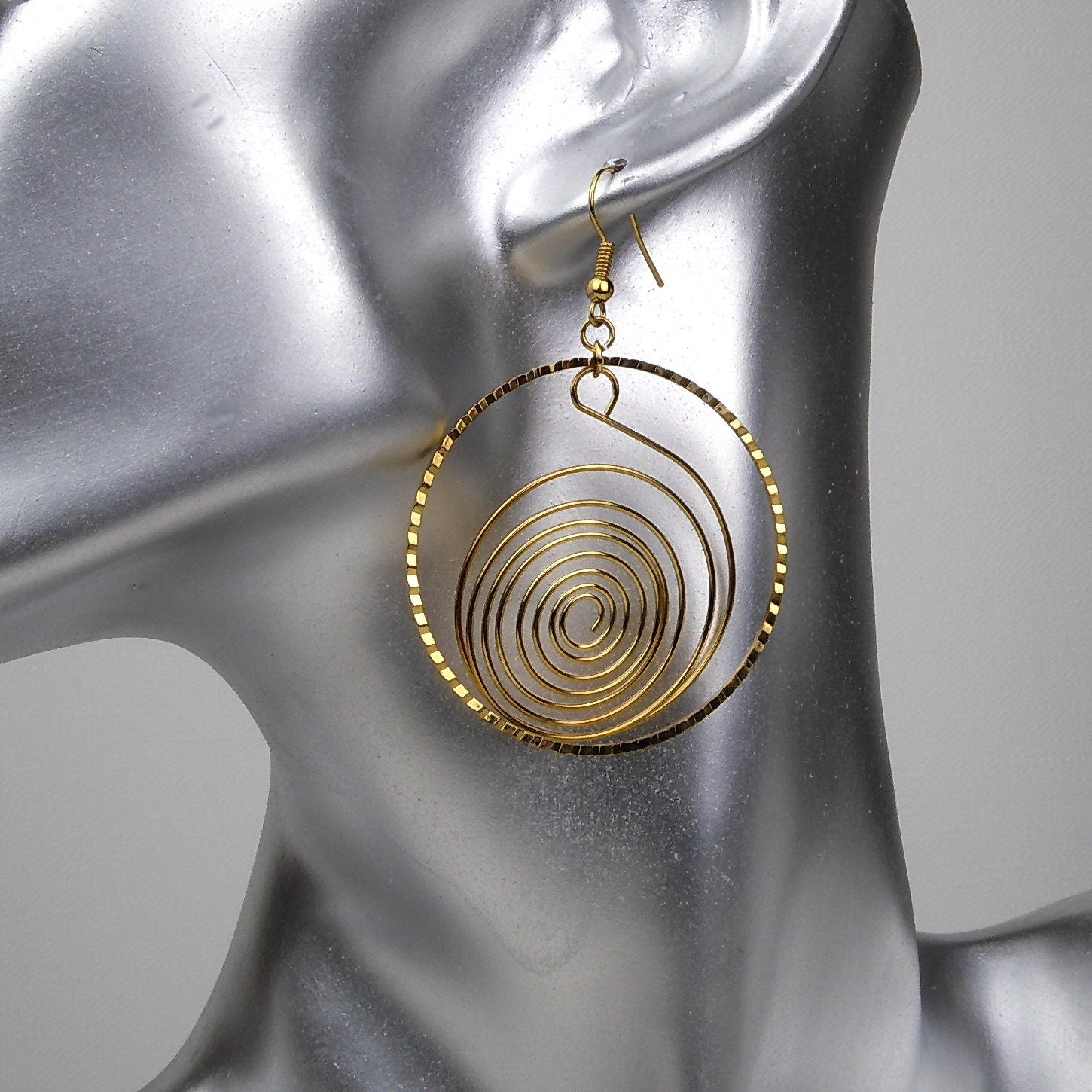 Boucle d'oreille pendante dorée forme géométrique