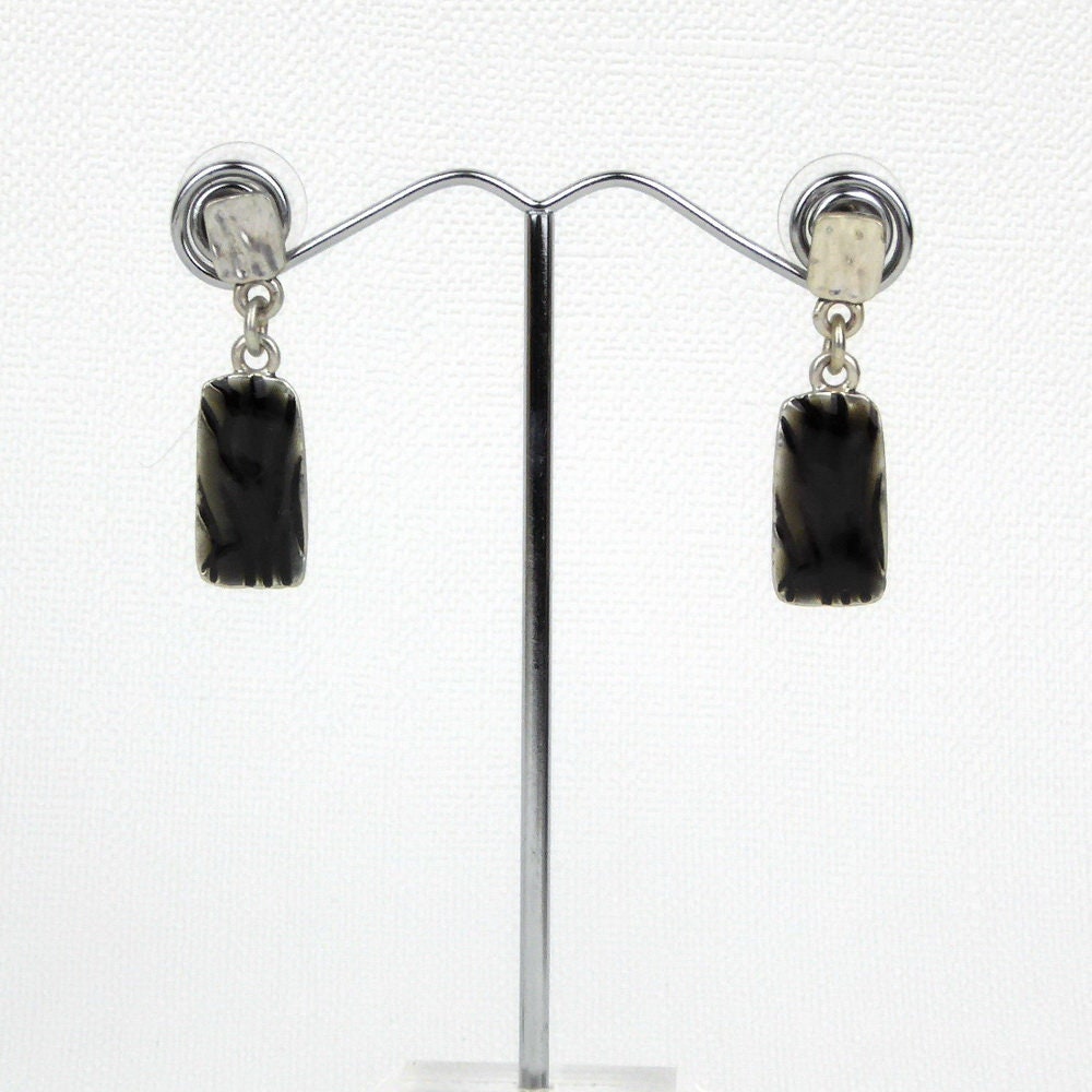 Boucle d'oreille pendante émail