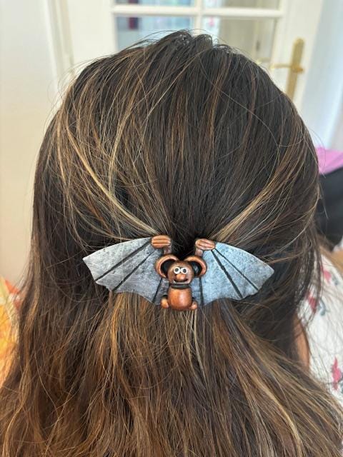 Barrette cheveux originale "chauve-souris " en pâte polymère