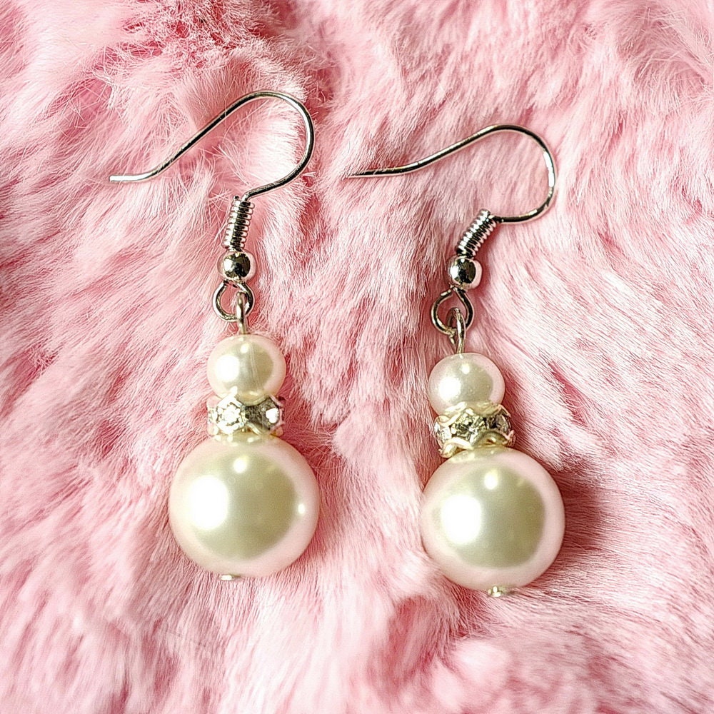 Boucle d'oreille pendante perle nacrée