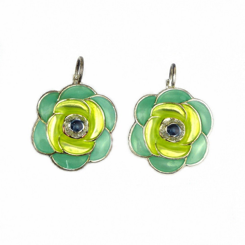 Boucle d'oreille pendante fleur émail